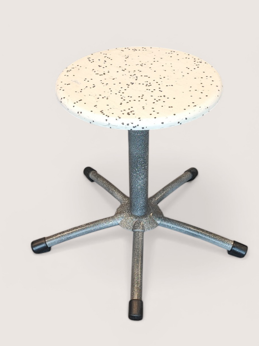Tabouret d'école upcyclé Nº11