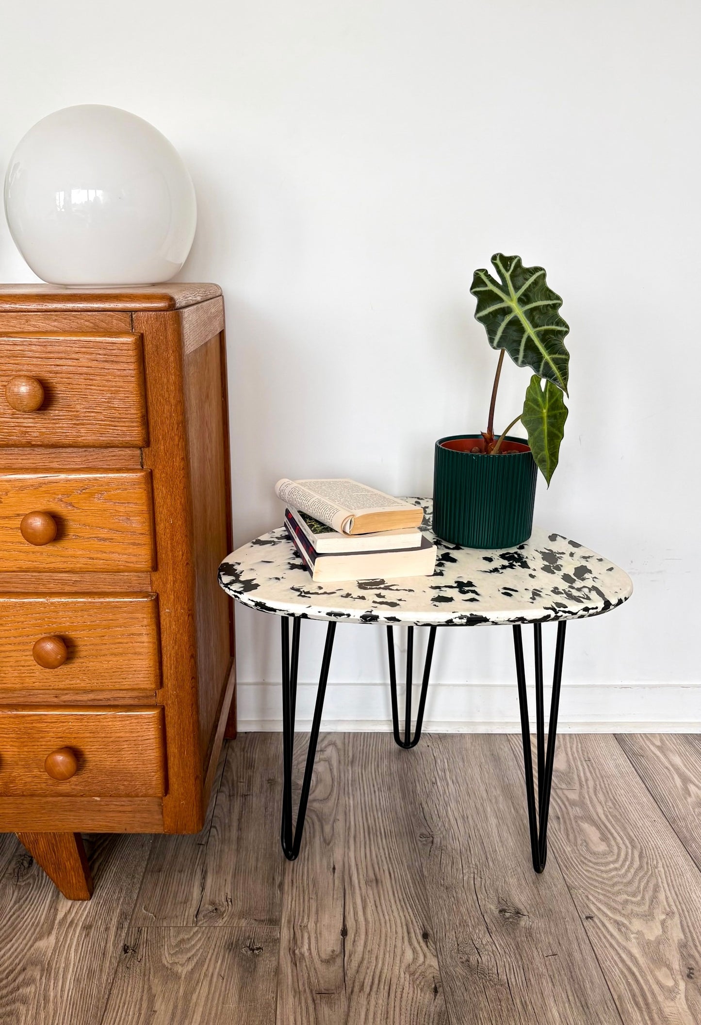 Petite table en plastique recyclé et métal