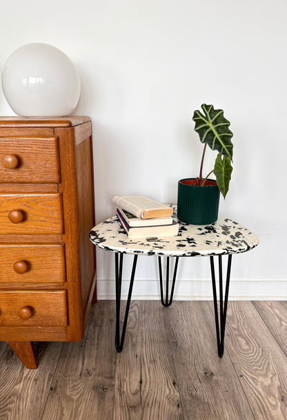 Petite table en plastique recyclé et métal