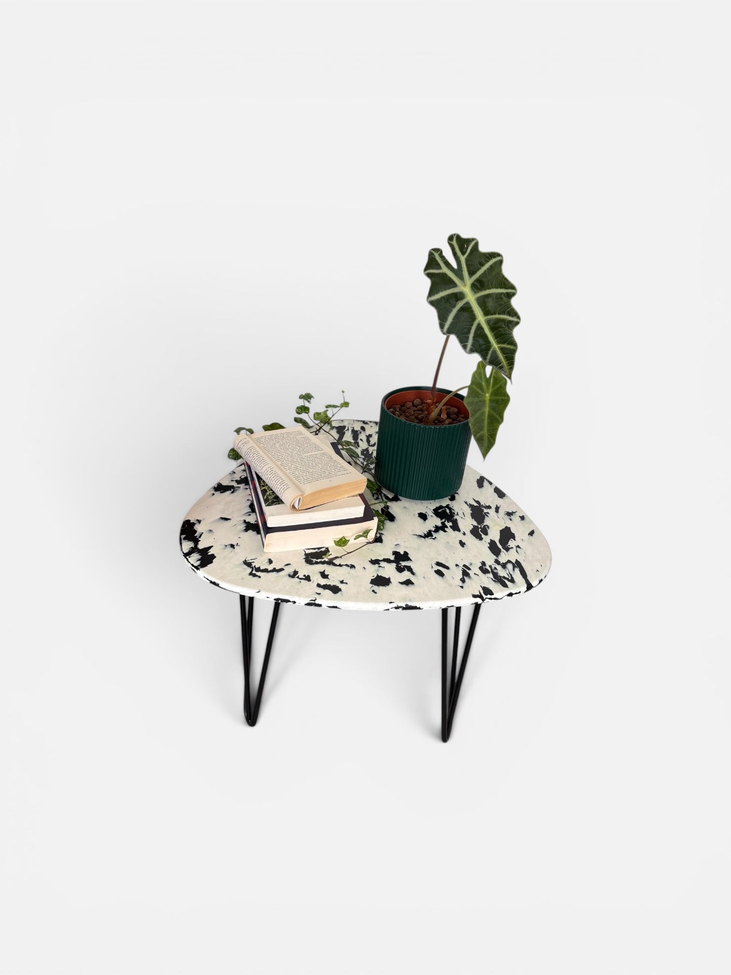 Petite table en plastique recyclé et métal