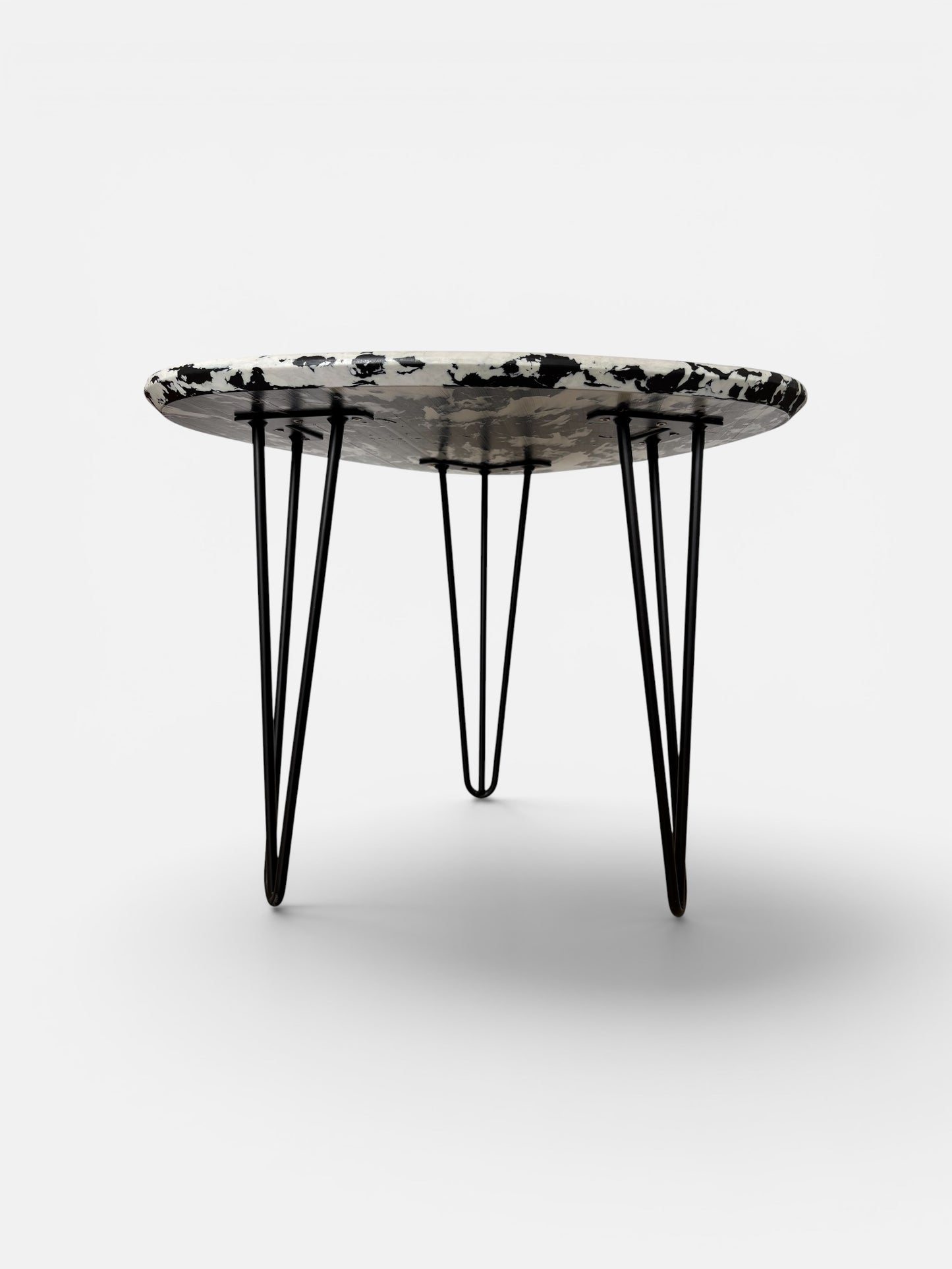 Petite table en plastique recyclé et métal