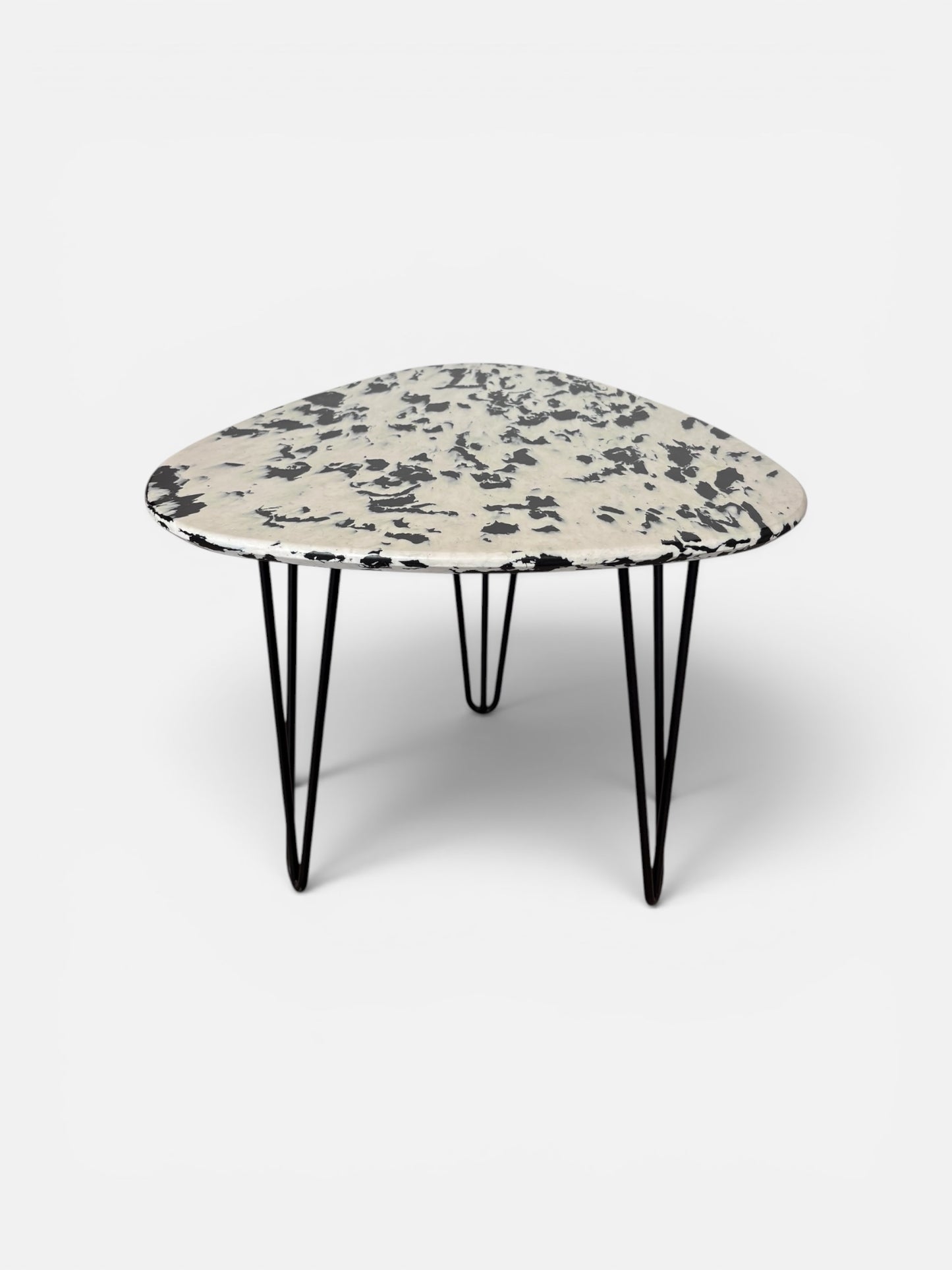 Petite table en plastique recyclé et métal