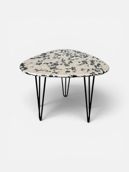 Petite table en plastique recyclé et métal