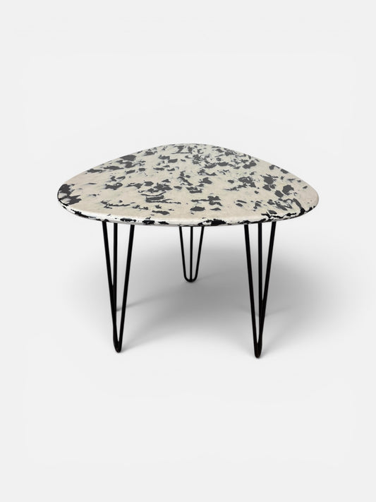 Petite table en plastique recyclé et métal
